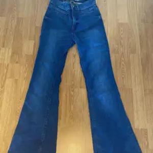 Säljer ett par bootcut jeans från lindex, helt nya utan prislapp💕