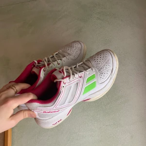 Träningsskor babolat  - Fina tennisskor som tyvärr är för små. Stl 40. Babolat.