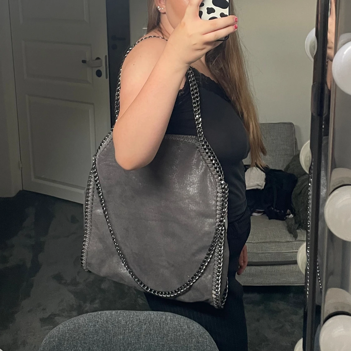 En grå väska med kedjor - 92