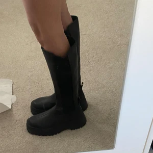 Svart höga boots  - Knähöga svart boots, aldrig använda