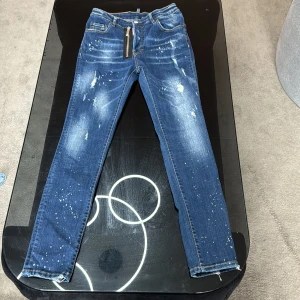 DSQUARED2 CATEN BROS - Skick: aldrig använda. Storlek: 42