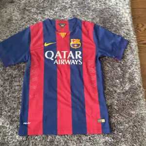 Säljer en barcelona fotbollströja från år 2014/2015 med neymar jr på ryggen skick 10/10 pris går att förhandla