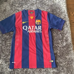 Barcelona tröja - Säljer en barcelona fotbollströja från år 2014/2015 med neymar jr på ryggen skick 10/10 pris går att förhandla