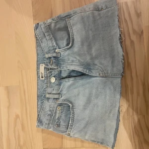 Jättefin jeanskjol - Säljer dennna jättefina jeanskjolen. Storlek 32 och säljer den för 200kr men pris kan diskuteras💓Fint skick och inga defekter. Kom privat för fler bilder. Obs kjolen är klippt då den var lång