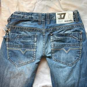 Säljer dessa vintage diesel jeans då de nt är min stil längre. Va min bonusbrors gamla jeans som jag sydde om t lågmidjade. De har ett hål vid vänster höft. Innerbenslängden 76cm o midjan 39cm❤️