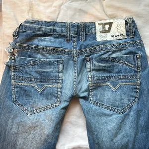 Diesel jeans - Säljer dessa vintage diesel jeans då de nt är min stil längre. Va min bonusbrors gamla jeans som jag sydde om t lågmidjade. De har ett hål vid vänster höft. Innerbenslängden 76cm o midjan 39cm❤️