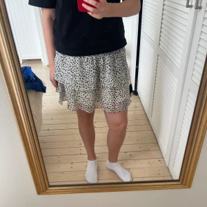 Prickig kjol - Prickig kjol från Chelsea och är inte använd många gånger!