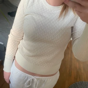 Söt mönstrad tröja💞 - Super fin tröja med mönster, creme vit färg och köpt från Kappahl i storlek XS☺️ inga defekter förekommer💖💞
