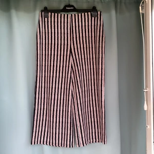 Byxor  - Tunna svart/rosa randiga byxor i bra skick  använda ett par gånger 95% Poyester 5% Elastiskt 