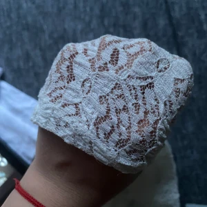 Spetts topp  - Har bara använts 1 gång men visar inga tecken på användning. På bilderna ser spetsen tätare ut än vad den är, spetsen töja ut när man har på sig den så man bör ha något täckande under. Passar även S. Ge gärna prisförslag!🙏🏼💞