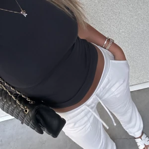 Vita Linne byxor - Säljer dessa helt nya oanvända linnebyxor i storlek M, då jag behöll S. De är inte genomskinliga alls då de har dubbla tyg. Jätte fina!😍 