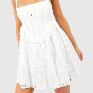 Vit klänning - Så fin vit klänning med blommigt broderie. Ifrån Boooho, prislapp kvar endast testad!🤍 ville ha till studenten men för liten, strö 38 men passar s/m!