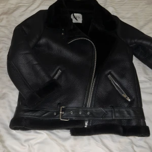 Skinnjacka med päls från zara  - Använt 5 gånger, ren, fin och varm. Brukar kosta 800-1200kr  Storlek L men sitter som en oversize M
