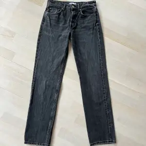 Straight jeans med medelhög/låg midja från zara! Supersnygga i storlek 36! Jeansen är i nyskick:) 