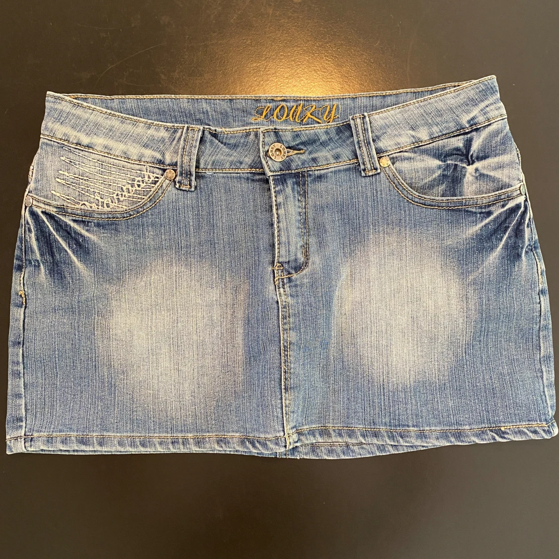 Lågmidjad jeanskjol