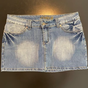 Lågmidjad jeanskjol - Säljer denna fina jeanskjolen med coola fickor🩵 Den är ca 30 cm lång och ca 39 cm tvärs över vid höften