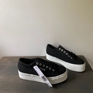 Nyskick Superga - Oanvända i nyskick! Skons höjd:  10.5 cm Platformens höjd:  4 cm Nypris 899:-