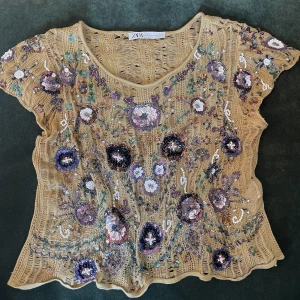 Zara topp - Limited edition tröja från Zara. Virkad med vackra diamanter och paljetter broderade. Lätt croppad och ger mycket 00-tals känsla. 🌸Nypris 799 kr. Storlek XS-S. 