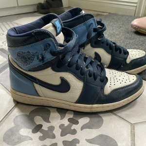 Obsidian Jordan  - Tänkte sälja mina jordans, köpta här på plick för 1 000 och säljer dom nu då jag inte längre behöver dem. Dom är i helt okej skick (lite creasing och ett lite trasigt snöre ). Nypris 5 000. Priset går att diskutera💕