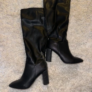 Highknee boots - Snygga stövlar med 8 cm Klack. Bra skick❣️