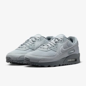 Nike air Max 90 - Säljer mina Nike air Max skor 90. Köpt för 1 900kr säljer för 600kr. Helt ok skick för bilder skriv privat. Bara lite sönder där bak vid hälen inuti skon. Men inget utanpå! 