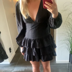 Volangklänning  - Svart volangklänning från zara. Superfin, inga defekter. Kom gärna med prisförslag och skriv för fler bilder.❤️❤️