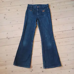 Vintage marc jacobs jeans i storlek 27. Gjord i stretch tyg och är bekväma. Väldigt oanvända och i bra kvalite. Ord.pris 5000kr