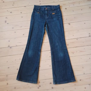 Vintage marc jacobs jeans high rise flare leg - Vintage marc jacobs jeans i storlek 27. Gjord i stretch tyg och är bekväma. Väldigt oanvända och i bra kvalite. Ord.pris 5000kr