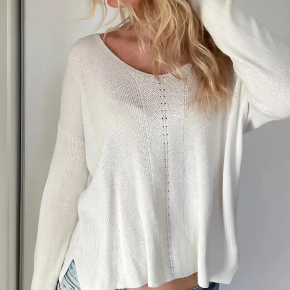 Säljer denna skit snygga vita stickade tröjan, då den är för stor för mig. Den passar jätte bra till sommaren och våren🙌🏻💗 skriv vid minsta fundering❤️(Detta är inte mina bilder utan bilder från tjejen jag köpte av). Tröjor & Koftor.