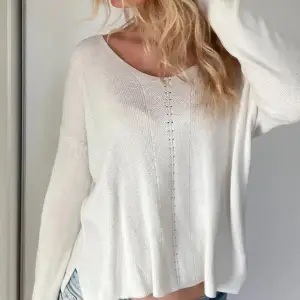 Säljer denna skit snygga vita stickade tröjan, då den är för stor för mig. Den passar jätte bra till sommaren och våren🙌🏻💗 skriv vid minsta fundering❤️(Detta är inte mina bilder utan bilder från tjejen jag köpte av)
