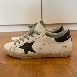 Golden goose skor - Säljer mina välanvända golden goose skor💕 Skorna är hela men har några små defekter som man kan se på bilderna🥰