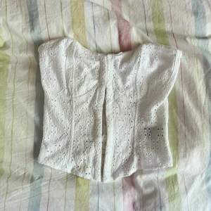 Vit korsett - söt blommig korsett från HM