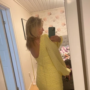 Kläming - Säljer min jätte fina gula kläming från Nelly med lapp kvar storlek 36 men förliten på mig så måste sälja den