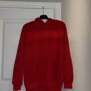 En röd hoodie, använd en gång så i bra skick! 