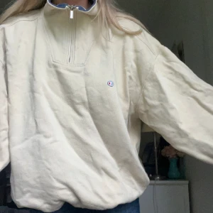 Champion zip - Champion zip tröja. Färgen är i en något mörkare beige än vad som syns på bilderna. Tröjan är justerbar längst ner vilket syns på andra bilden. Kan mötas upp i Göteborg, skriv vid frågor, priserna är förhandlingsbara. :)