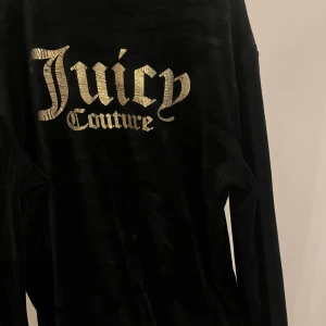 Juicy Couture Hoodie - Använd fåtal gånger, strl 15/16 Själva logan är lite sprucket pga tvätt, men fint skick. Passar en M🎀 Köparen står för frakten men finns även att hämta i Halmstad/Laholm 🌟