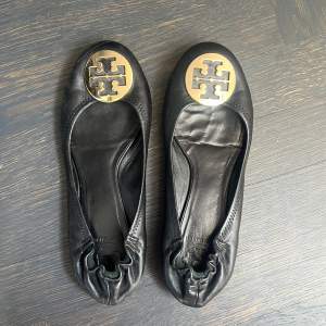 Supersöta ballerinaskor från Tory Burch. Storlek 40 tror jag 💕 Säljes då de inte använts på länge. Köpta för typ 3300 kr. Använda, men fint skick. Går bra att buda 🥰