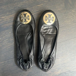 Tory Burch Ballerina - Supersöta ballerinaskor från Tory Burch. Storlek 40 tror jag 💕 Säljes då de inte använts på länge. Köpta för typ 3300 kr. Använda, men fint skick. Går bra att buda 🥰
