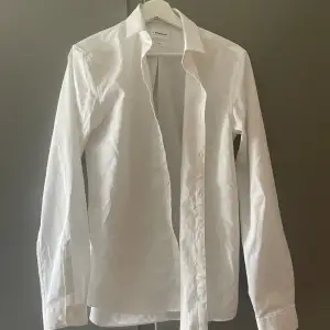 En super snygg Lindberghs skjorta som är av jättebra kvalitet! Säljs pga att den är för liten men den är i nyskick. Strl S för män men skulle säga för kvinnor att det lutar sig mot M❤️