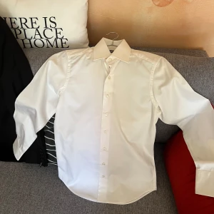 slim fit kostym dressmann - Examen set  Kostym från dressman Slim fit svart  Kavaj stl 52 Byxor stl, w34 L34.  Vit skjorta Dressman premium cotton 35/36 xs  Kostymen och skjortan är aldrig använda  Nytt pris 2,200kr mitt  pris är 1600kr Prislappar finns på varorna 