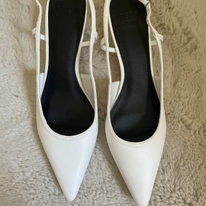 Klackskor  - Säljer de här superfina klackskorna då de tyvärr var för stora för mig. De är helt oanvända och i storlek 41🌸🌸