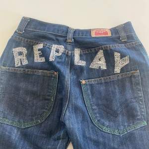 Säljer nu ett par schyssta jeans från Replay. Dessa är i storlek 170. Inga skador eller defekter på jeansen. Skulle säga att det är straight fit. Mitt pris: 499