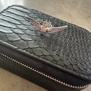 IOAKU x Svea & Isabelle  - Snygg ring som är i nyskick.  IOAKU x Svea & Isabelle  Nypris: 599 kr Skriv om det önskas fler bilder. 