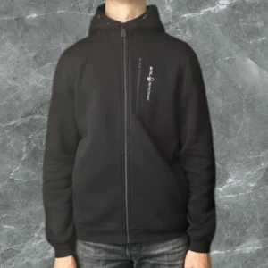 Sail Racing Zip Hoodie - Säljer min sail racing zip hoodie som endast blivit provad!🤩 Skicket är 10/10 nyskick⭐️ Hoodien är i strl 176 men sitter som xs-s💫 Modellen är 175cm lång✅ Nypriset är runt 1500kr💸 Skriv om ni har några funderingar! 