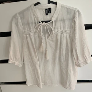 Vit blus - Skit snygg blus säljer då den är för liten!💕