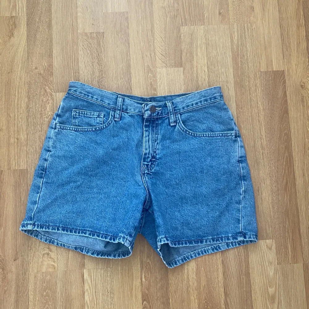 Shorts köpta second hand. Storlek står ej men passar mig som vanligtvis köper M i ndederdelar.. Shorts.