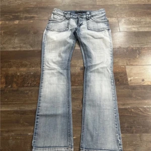 Lågmidjade Jeans -  Lågmidjade, skicket beskrivs i bilderna.  Skickar inga bilder på då de ej passar mig. Måtten står nedanför:  Midja: ca 40cm Total längd: 99cm