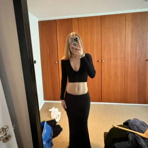 svart topp - så fin svart topp från urbanoutfitters. jättebra kvalite samt skick. st xs. säljer en likadan i vit, kolla in min profil💋