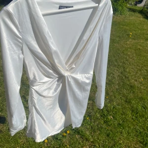 Vit klänning i silke, använd fåtal gånger - Bra skick, kort 