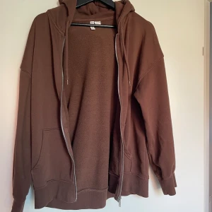 Brun hoodie från divided/HM - Brun hoodie, härlig och skön att dra på. Kan tyvärr inte ha på mig den längre! Funkar för S och XS.
